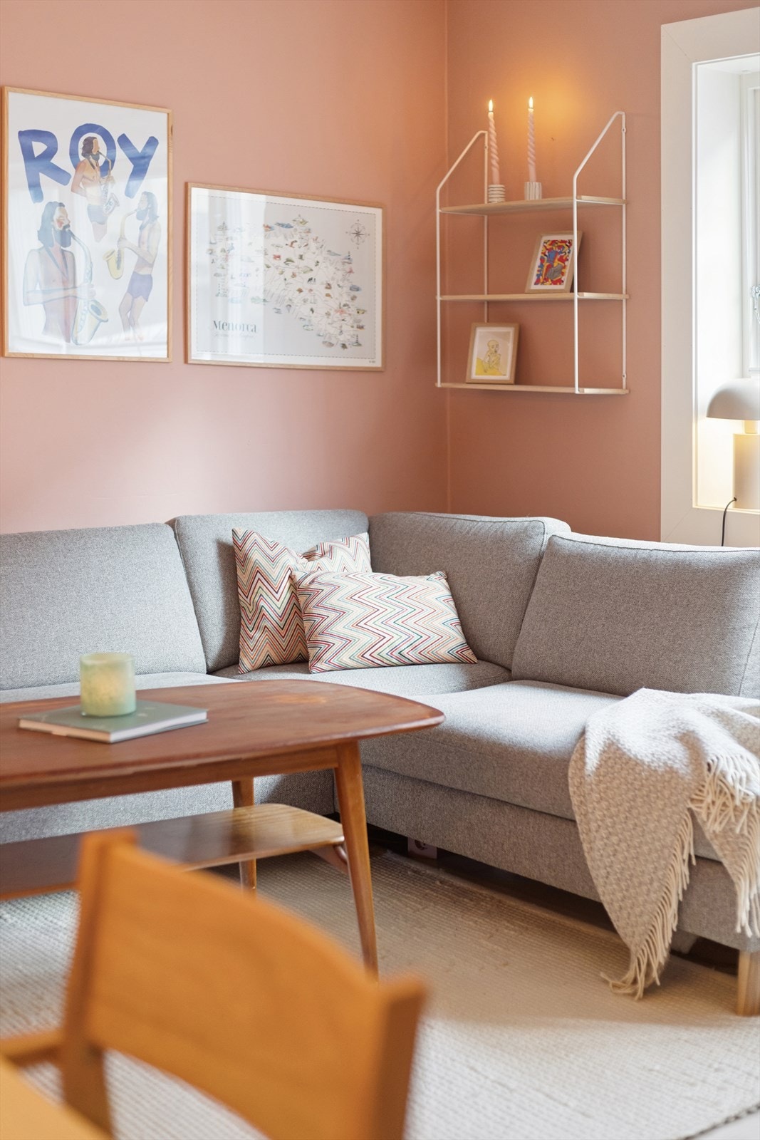 Leiligheten har nyere vinduer fra 2023 og nytt flott gulv i stue og kjøkken fra 2022. Galleribilde