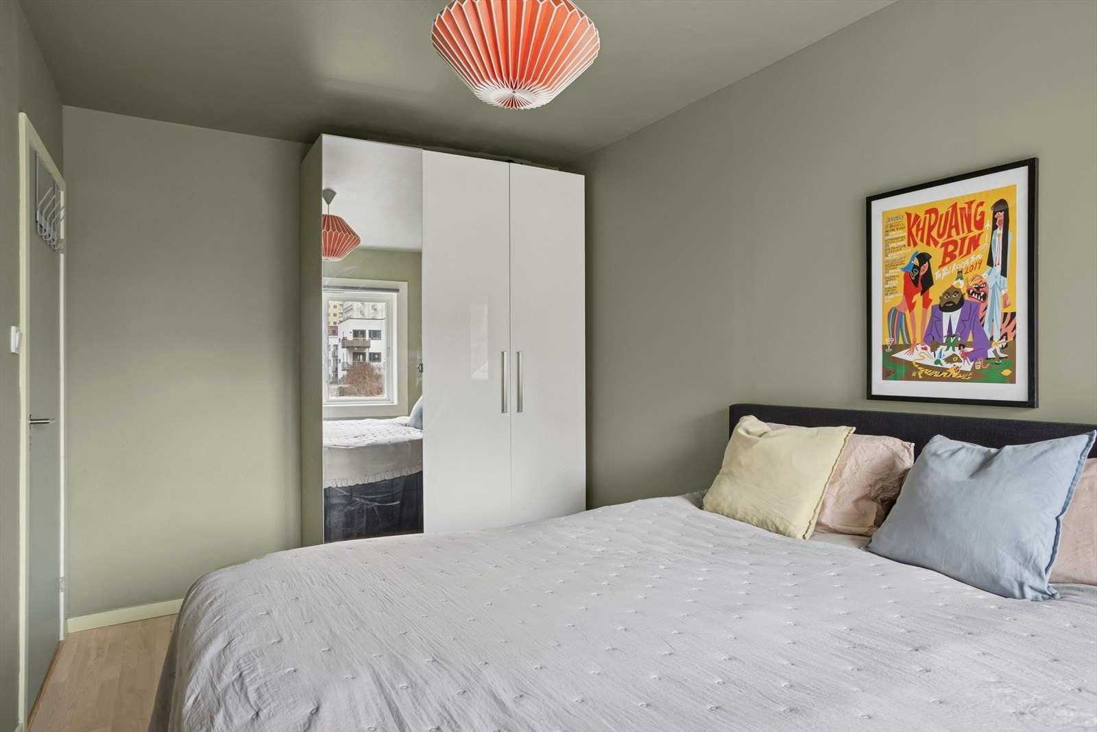 Soverommet har plass til en stor seng, nattbord og annet ønsket møblement. Galleribilde