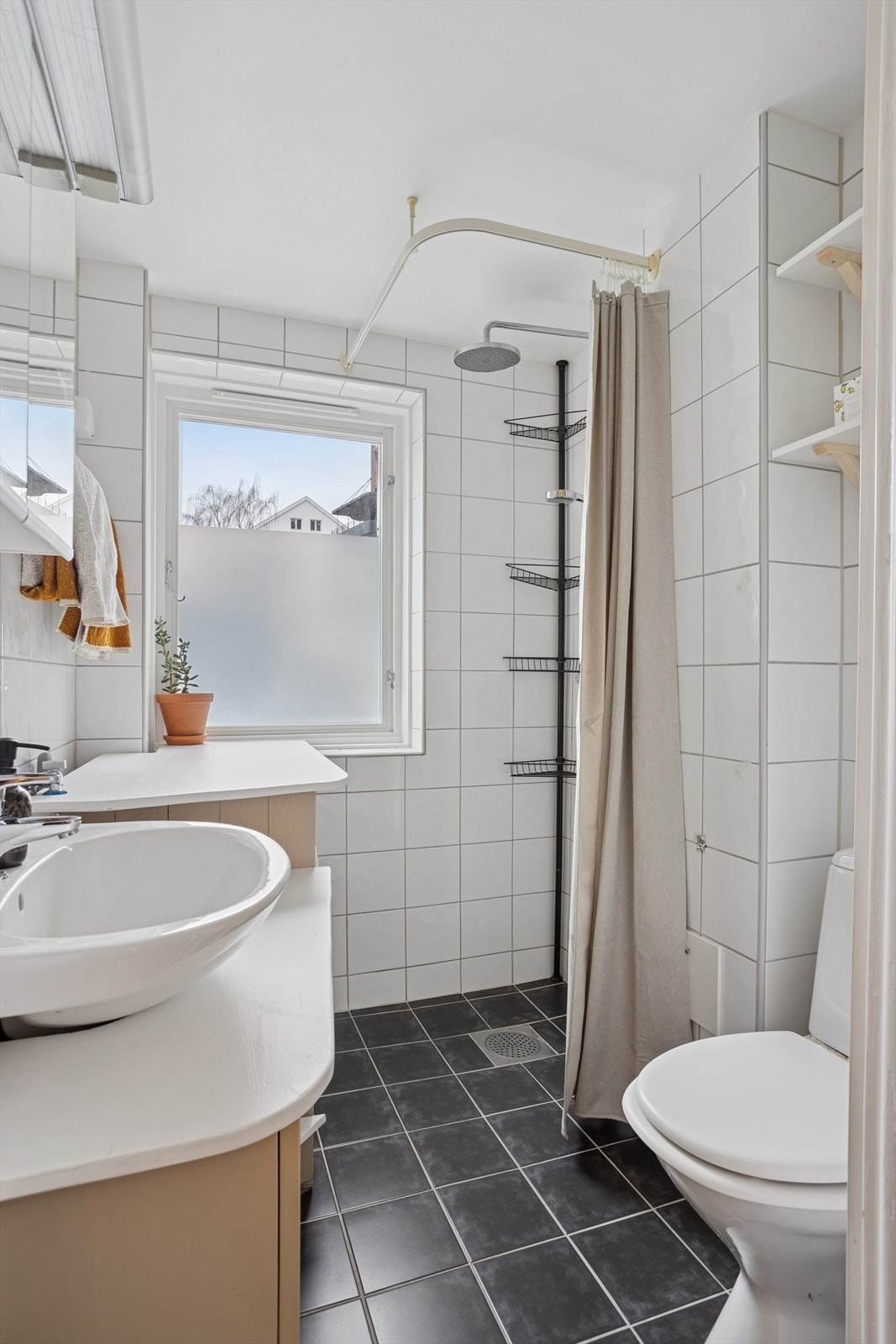 Det flislagte baderommet ble rehabilitert i regi av borettslaget i 2006. Badet har varmekabler i gulvet og opplegg for vaskemaskin. Galleribilde