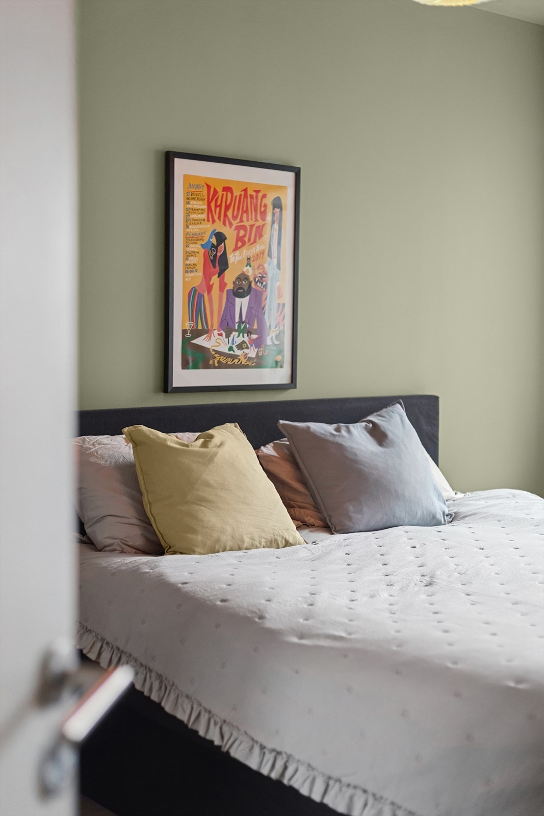 Rommet er malt i en delikat grønntone. Galleribilde