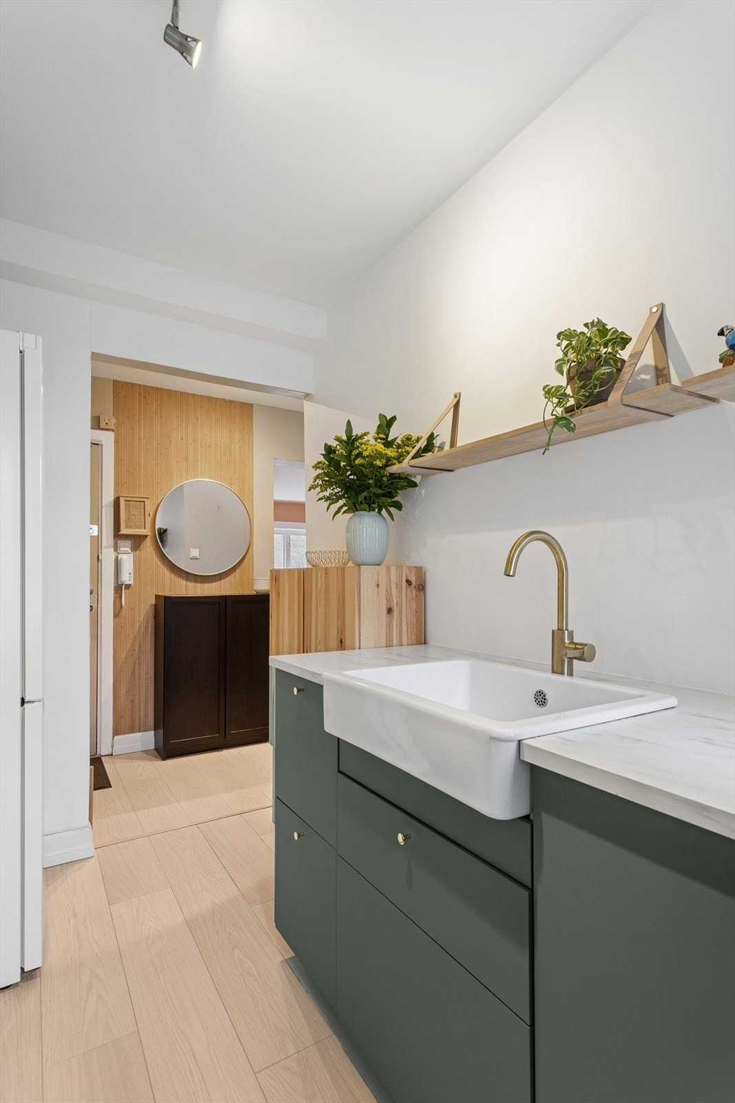 Benkeplaten er av laminat, utstyrt med vaskekum og kjøkkenkran. Galleribilde