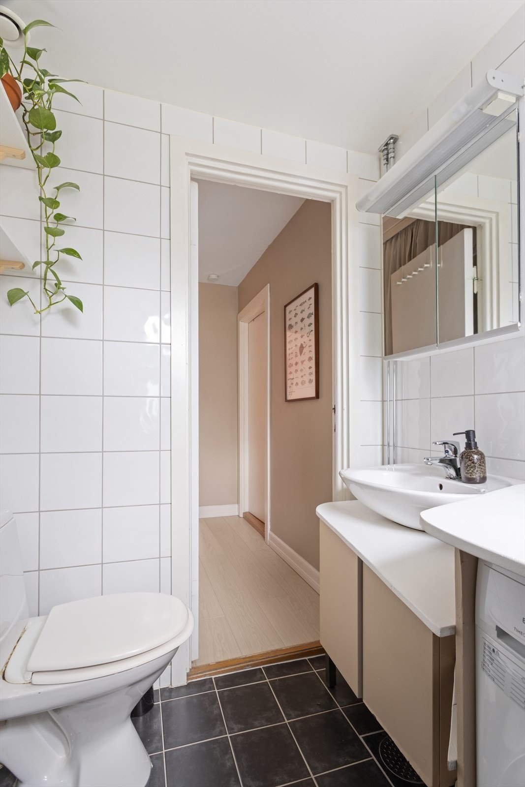 Baderommet er blant annet utstyrt med gulvstående klosett, dusj direkte på gulv og servantinnredning. Galleribilde