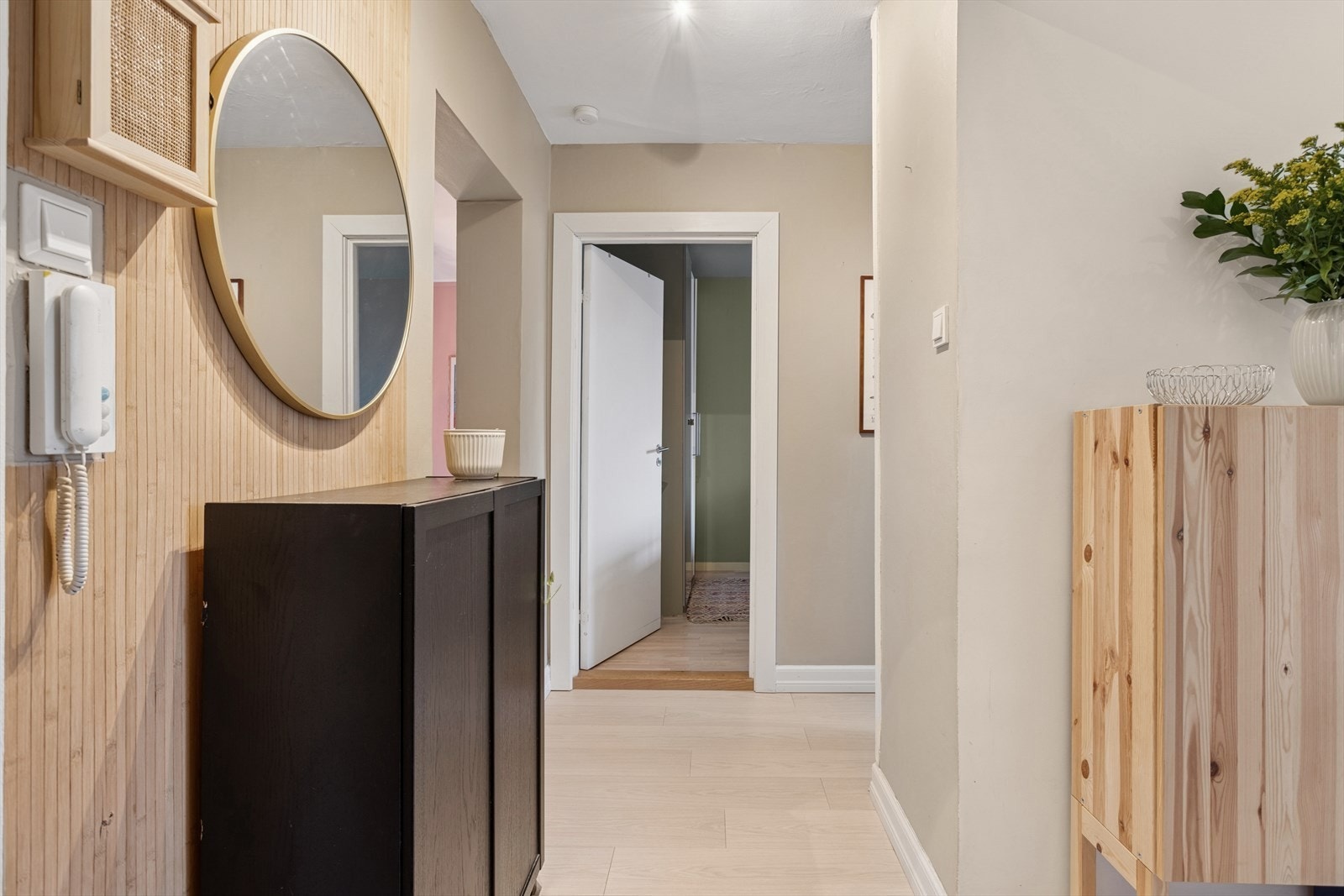 Lagringsmulighetene er gode med én kjellerbod og én loftsbod (loftsboden er ikke målverdig på grunn av lav romhøyde og skråtak). Galleribilde