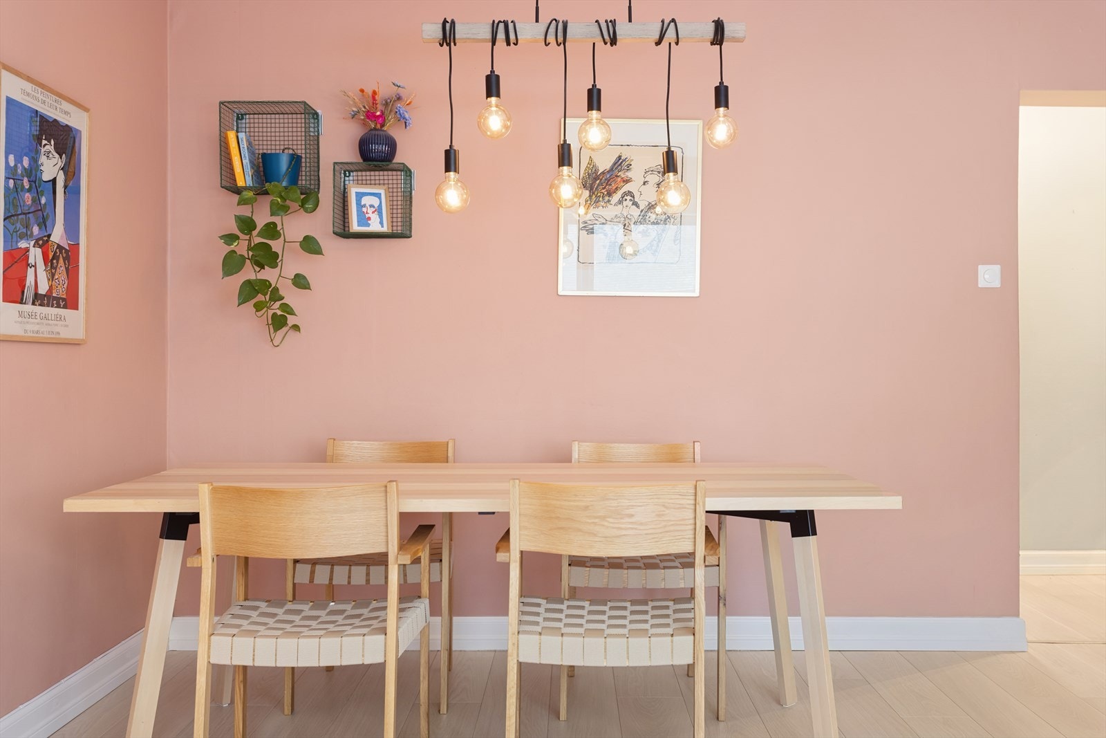 Oppholdsrommet kan enkelt innredes i ulike soner, med plass til en stor sofagruppe, TV med mediemøbel og et hyggelig spisebord med plass til gjester. Galleribilde