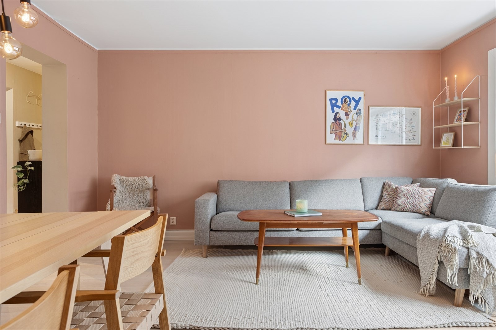 Leiligheten har en møbleringsvennlig stue av god størrelse, malt i en behagelig fargetone. Galleribilde