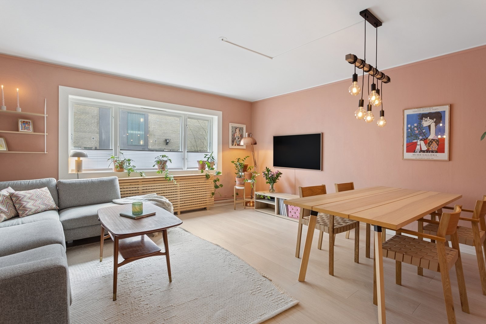 Dette er en lys og gjennomgående 2-roms andelsleilighet, beliggende i byggets 1. etasje. Boligen ligger rolig og stille til ut mot Landstads gate med svært lite trafikk. Galleribilde