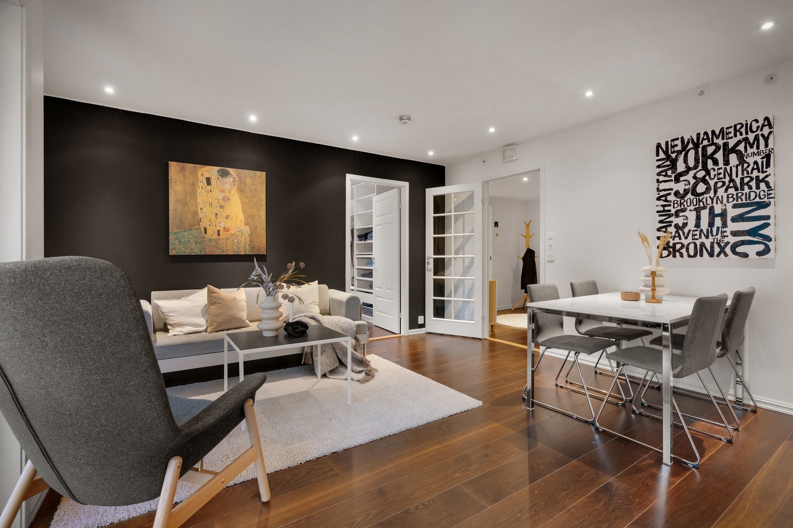 Leiligheten måler 58 kvm BRA-i og inneholder: Entre, bad, bod, soverom, stue og kjøkken. Adkomst via heis og bod i underetasje. Galleribilde