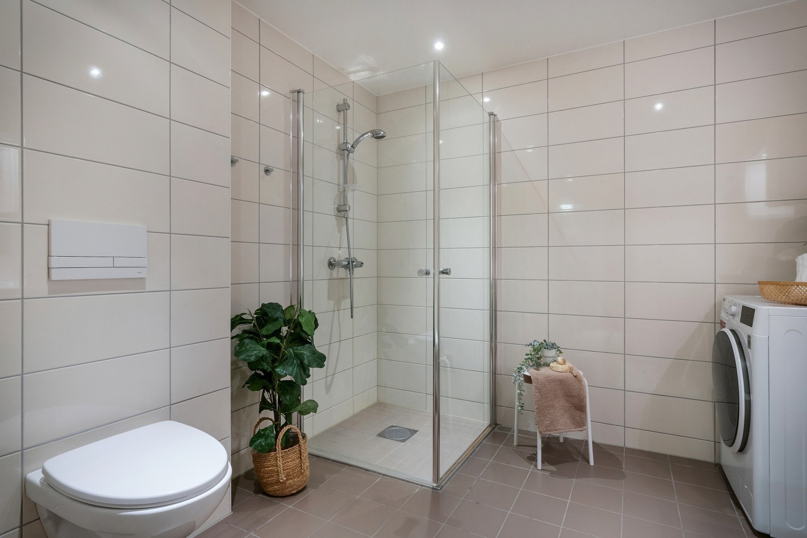 Badet holder en god teknisk standard og har gulvvarme, vannrør av typen rør-i-rør system og mekanisk avtrekk med ventil i himling Galleribilde