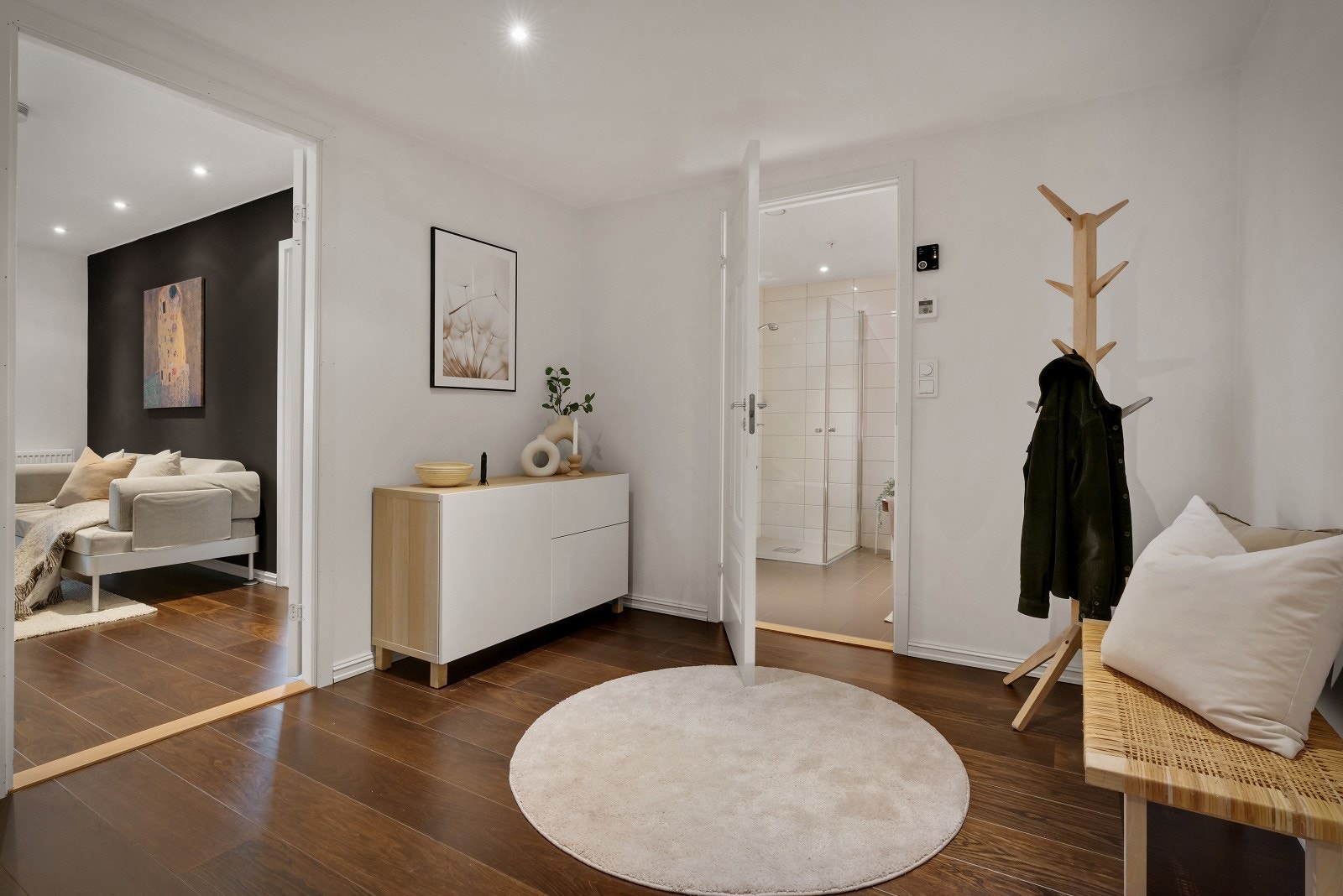 Romslig entré med gode lagringsmuligheter. Fra entreen har man også tilkomst til innvendig bod. Galleribilde