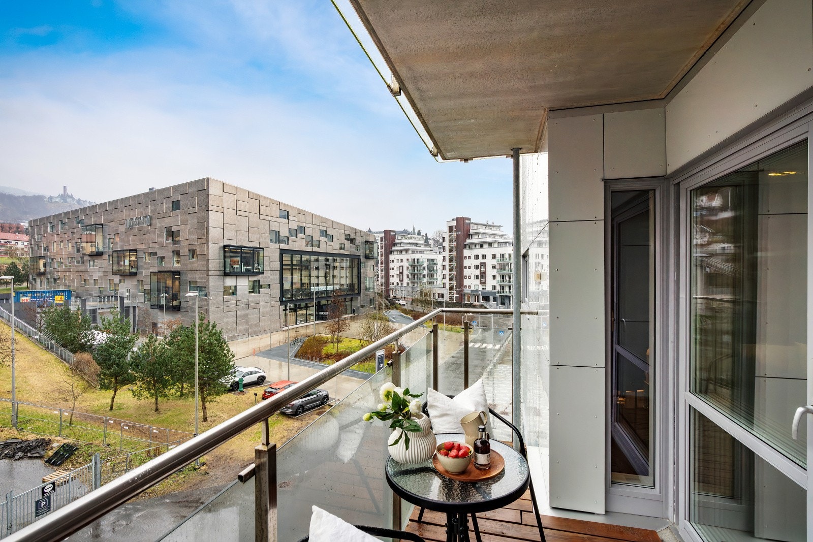 På balkongen kan man nyte solen fra morgenen av og frem til ca. kl.14:00. Galleribilde