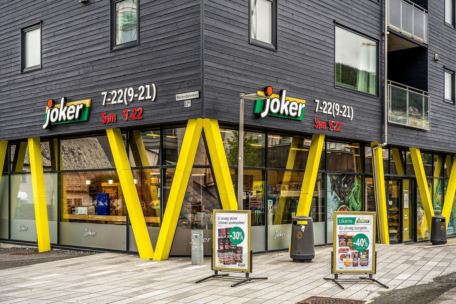 Nærmeste dagligvarebutikk er Joker Møllendal som holder søndagsåpent, og befinner seg rett ved siden av. Galleribilde