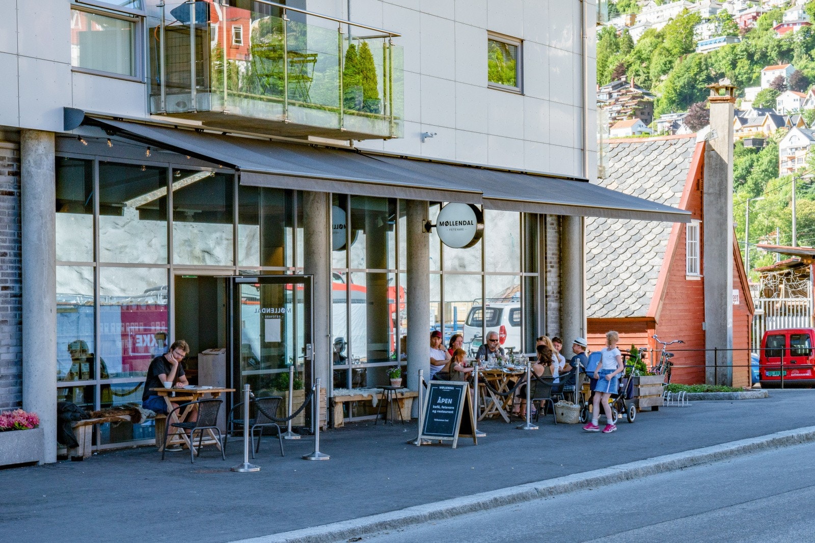 Her kan du ta med deg en kaffe på veien, eller nyte et fantastisk måltid med uteservering. Galleribilde