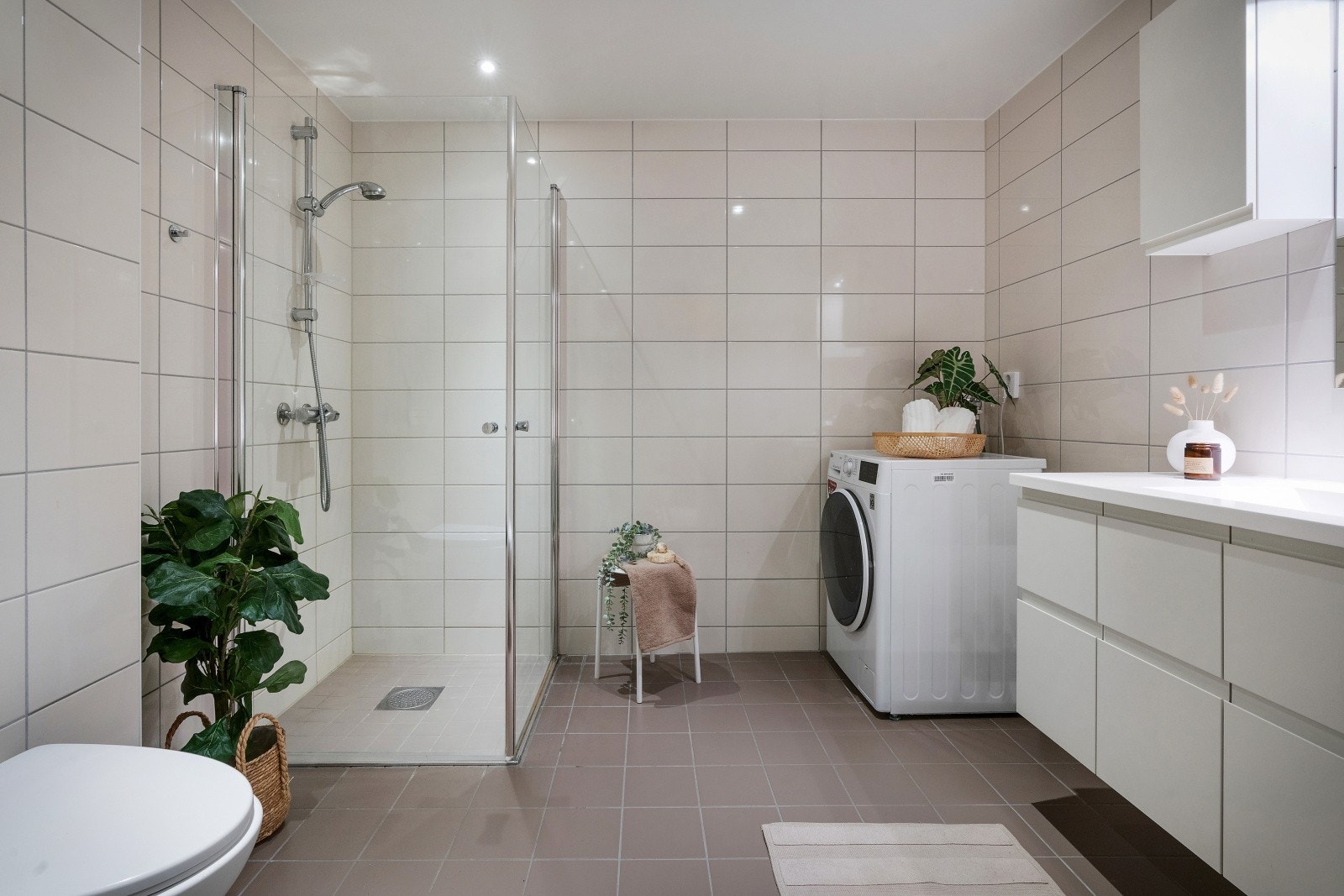 Lekkert helfliset bad med opplegg for vasketårn. Galleribilde