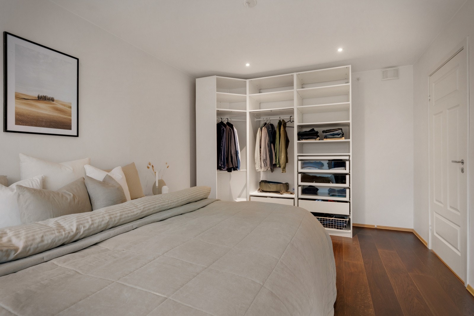 I dag også innredet med praktisk garderobeløsning. Galleribilde