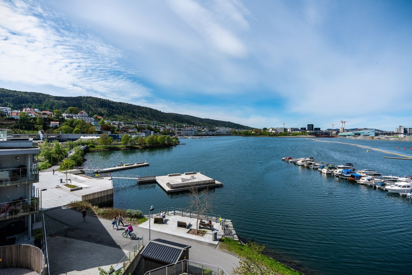 Her kan man kan nyte utsikten mot sentrum og byfjellene, mens solen skinner dagen lang. Galleribilde