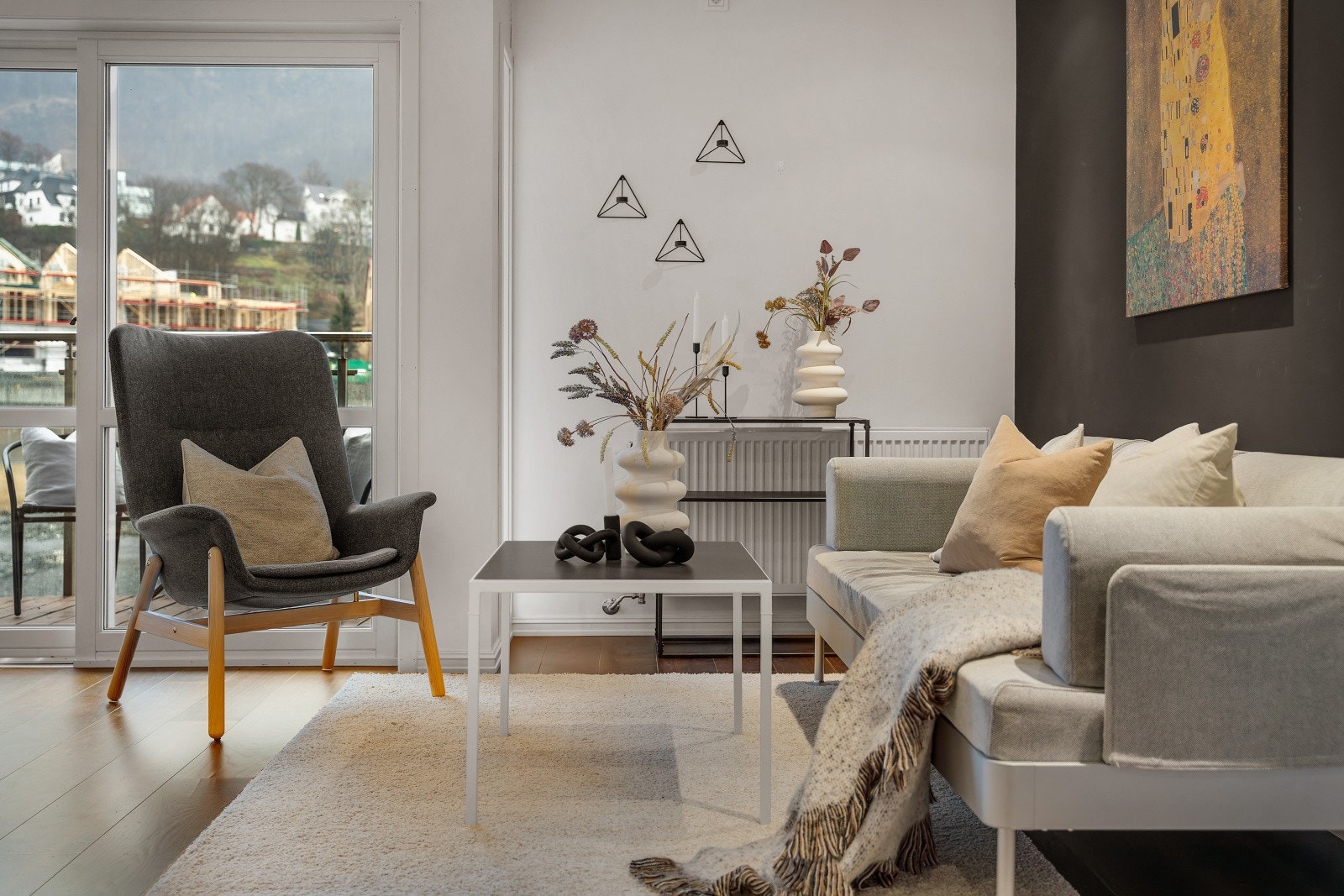 Stue- og kjøkken i åpen løsning, rommet kan enkelt innredes i ulike soner. Galleribilde