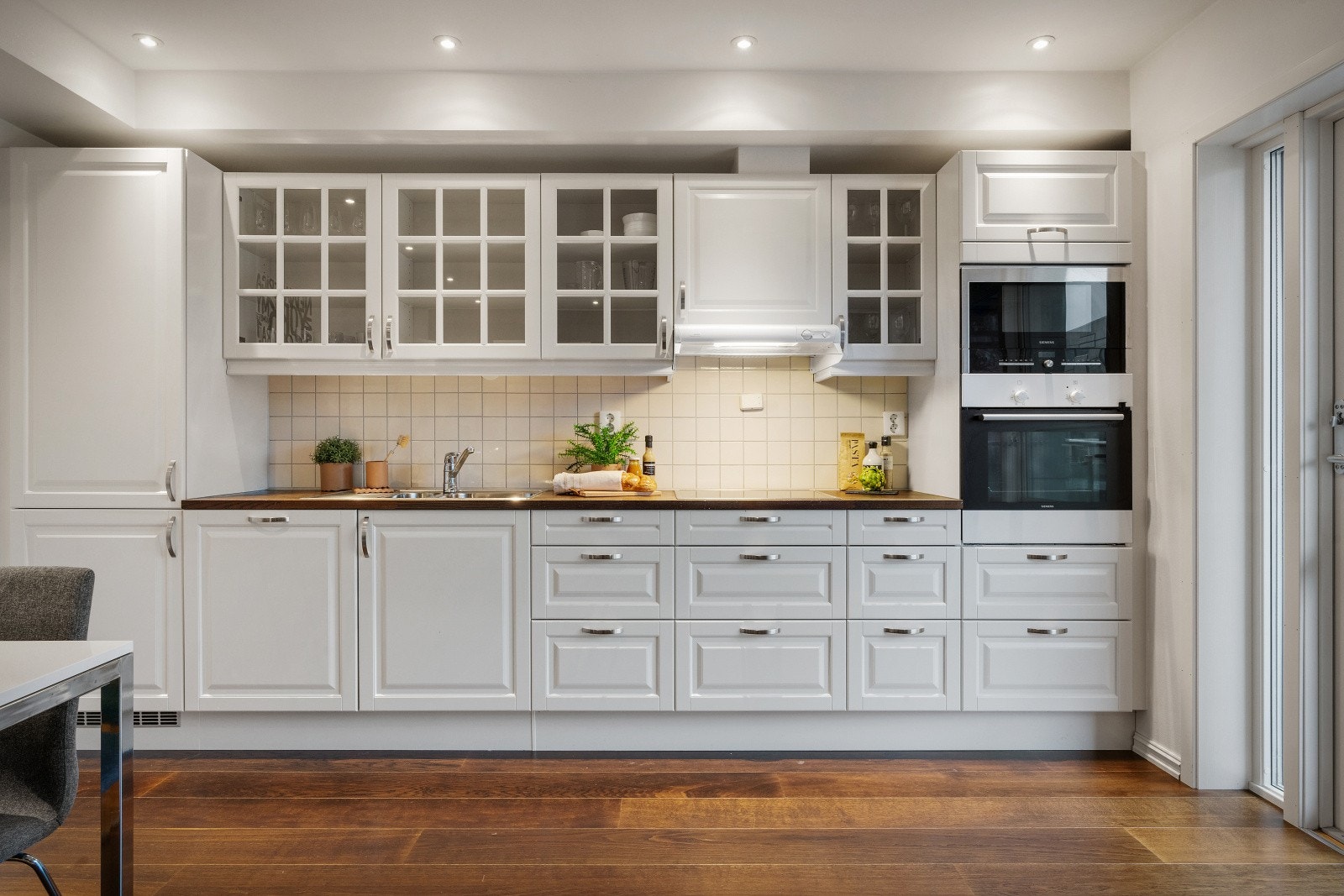 Lekkert HTH kjøkken med Siemens hvitevarer. Galleribilde