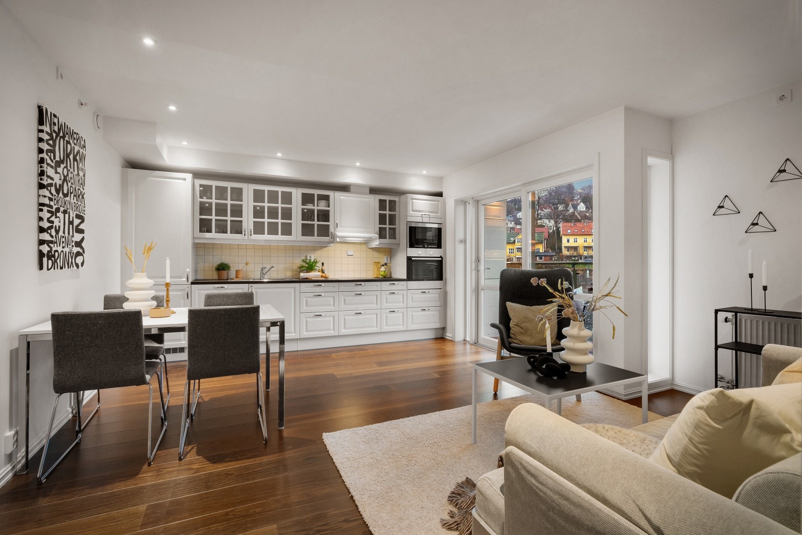 Leiligheten har fjernvarme oppvarming og balansert ventilasjon med varmegjenvinning. Galleribilde