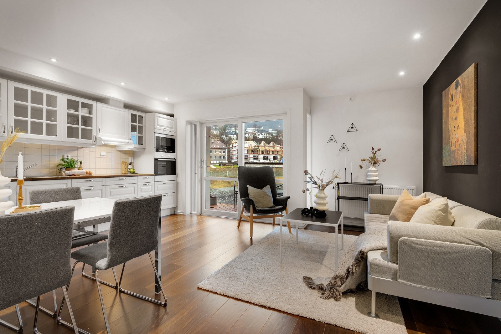 Dette er en lekker, moderne og tiltalende 2-roms selveierleilighet beliggende i populære Møllendal. Galleribilde