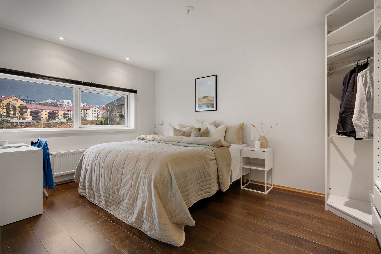 Soverom av god størrelse. God plass til dobbeltseng, nattbord og kontorløsning. Galleribilde