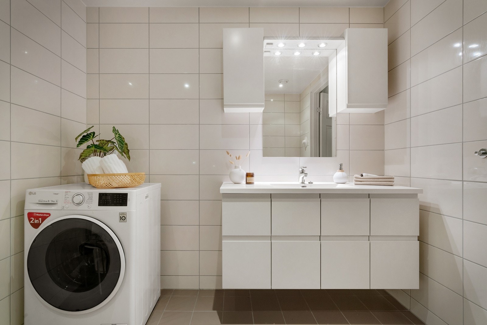 Lekker baderomsinnredning med vegghengt møblement med speil. Galleribilde