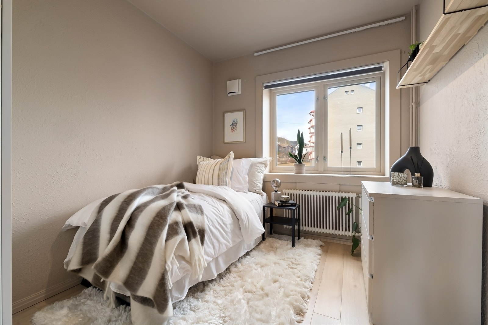 Soverom 2 passer fint til gjesterom, barnerom eller kontor. Rommet et malt i fargen "Senses". Galleribilde