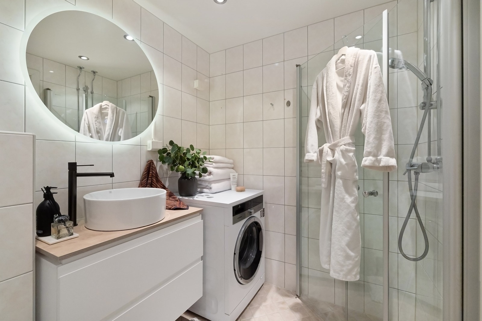 Naturlig avtrekksventil i himling. Vannrør av forkrommede rør og type rør-i-rør. Synlige avløpsrør av plast og støpejern. Opplegg for vaskemaskin. Galleribilde