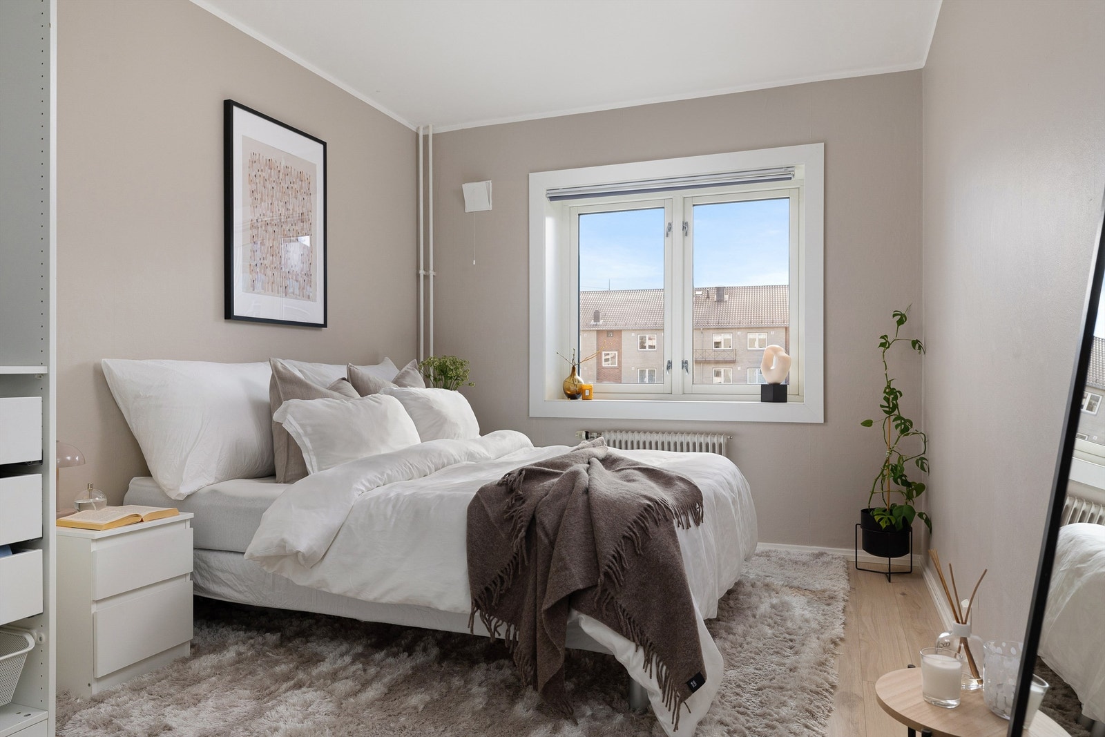 Velkommen inn på dette flotte hovedsoverommet. Rommet er malt i fargen "Macchiato". Galleribilde