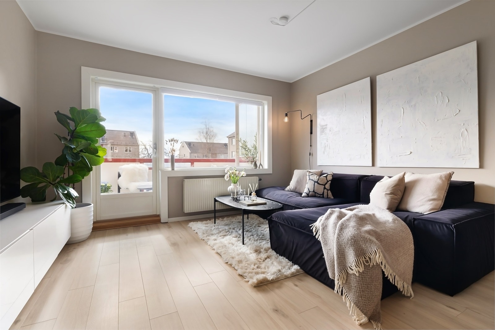 Nymalte vegger og himling i stue, gang og soverom i 2023. Fargen i stuen er "Modern Beige". Galleribilde