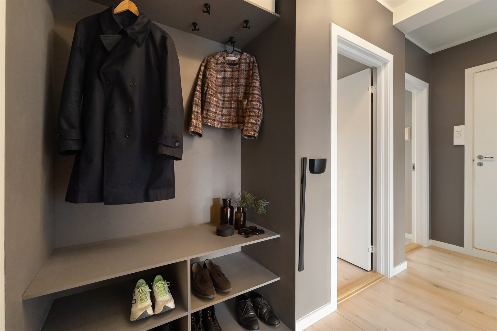 I gangen har du godt med plass til yttertøy og sko. Gangen er malt i fargen "Vintage Brown". Galleribilde