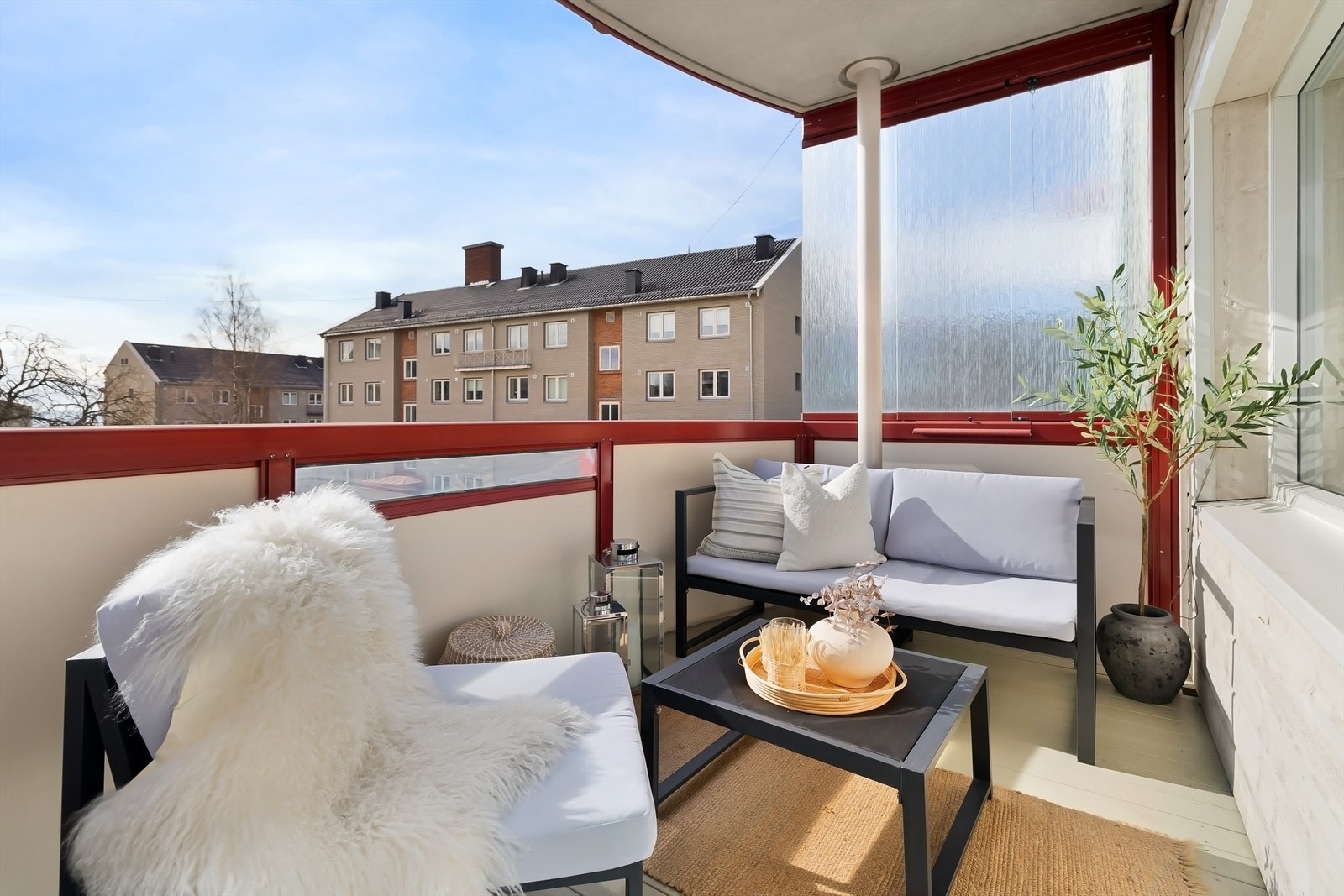 Velkommen ut på sørvendte balkongen ut mot hyggelig bakgård. Galleribilde