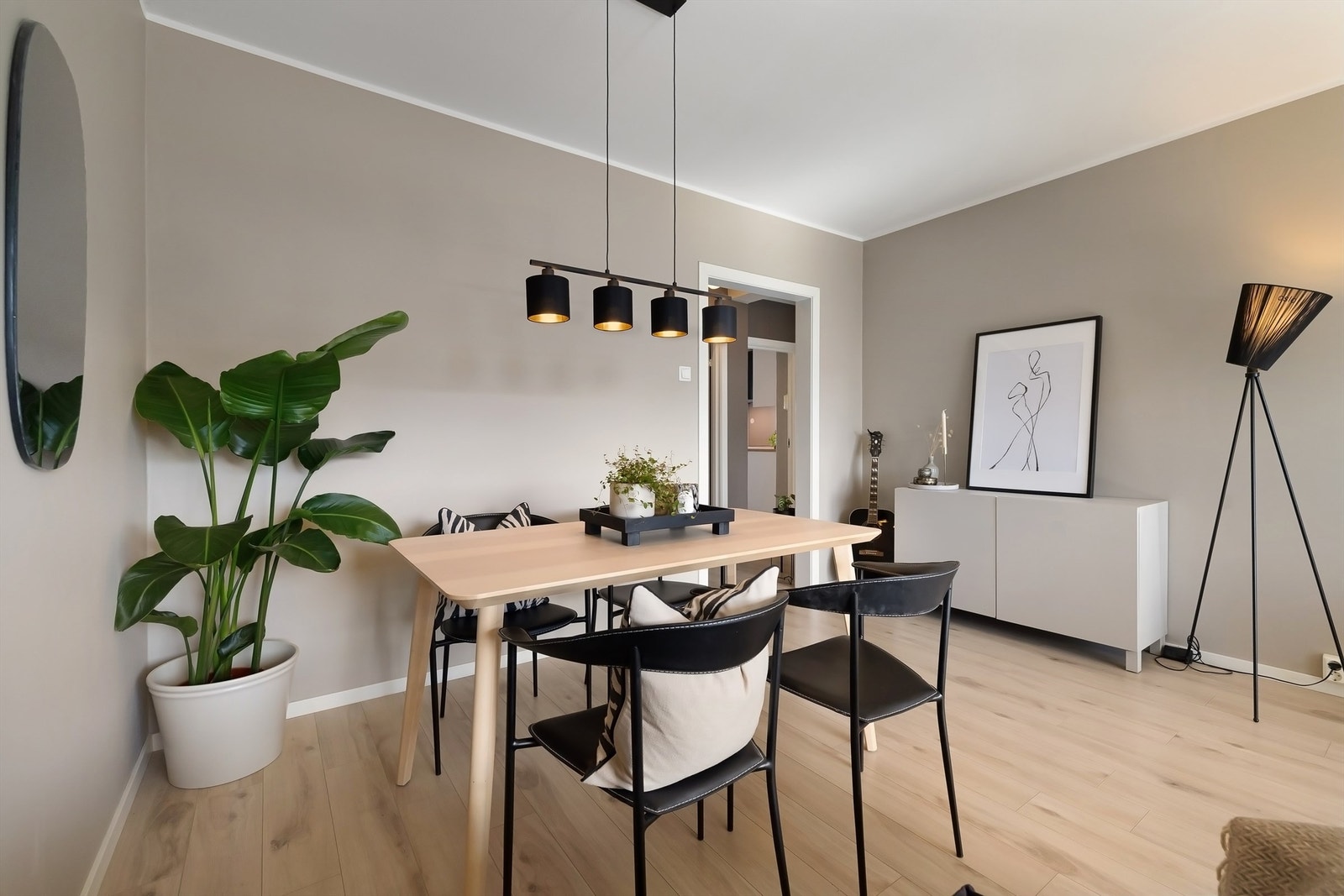 Gulvflater belagt med laminat. Galleribilde