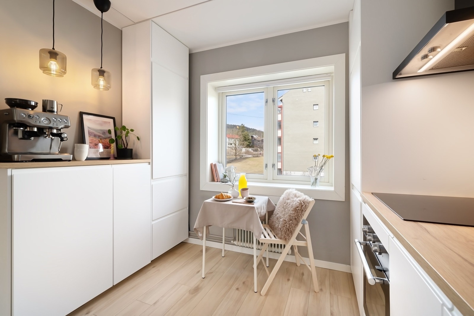 Nedfelt induksjonstopp, stekeovn, kjøleskap med fryser og oppvaskmaskin. Galleribilde