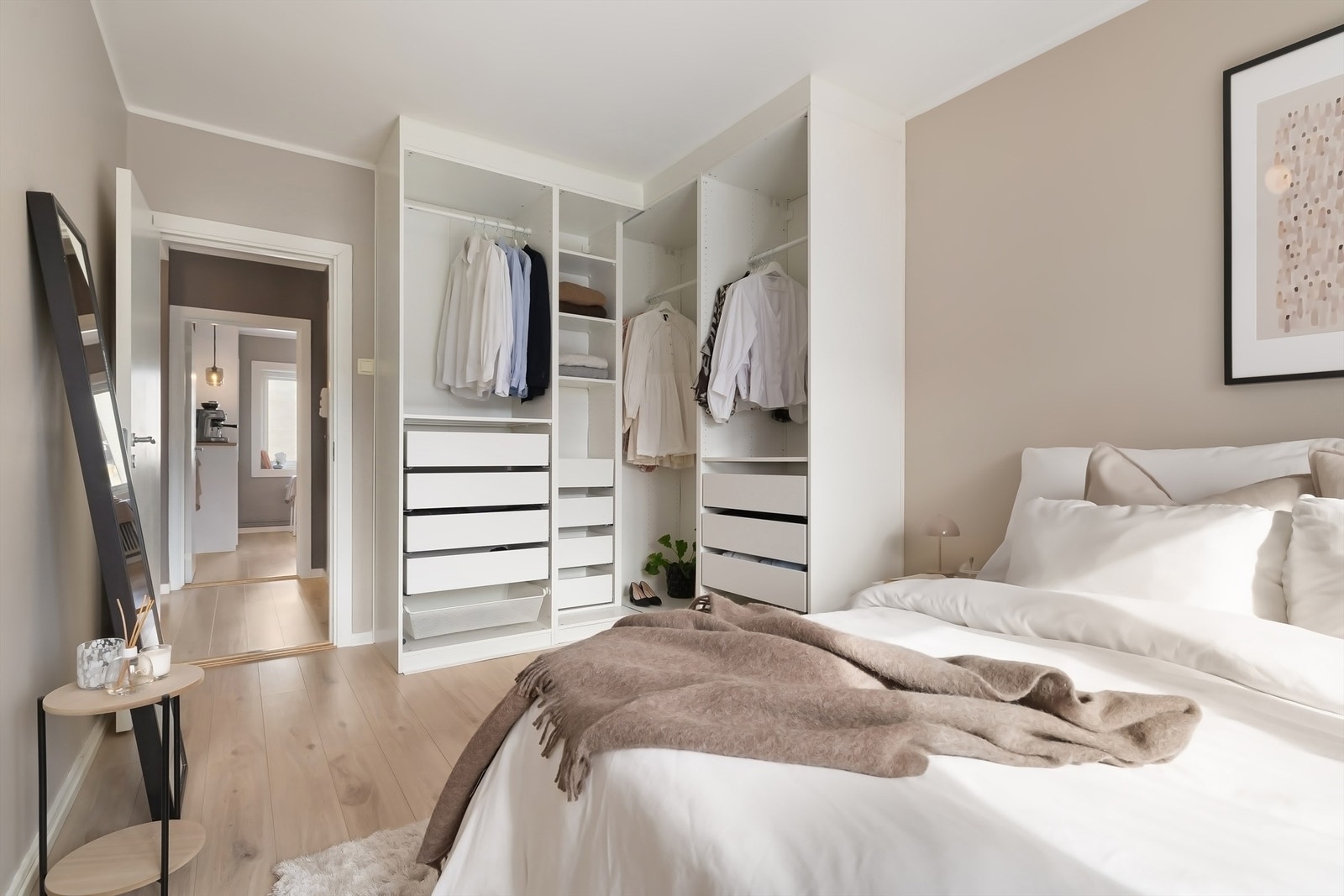 God plass til dobbeltseng, PAX garderobeløsning fra 2024 og det er plass til nattbord på hver side av sengen. Galleribilde