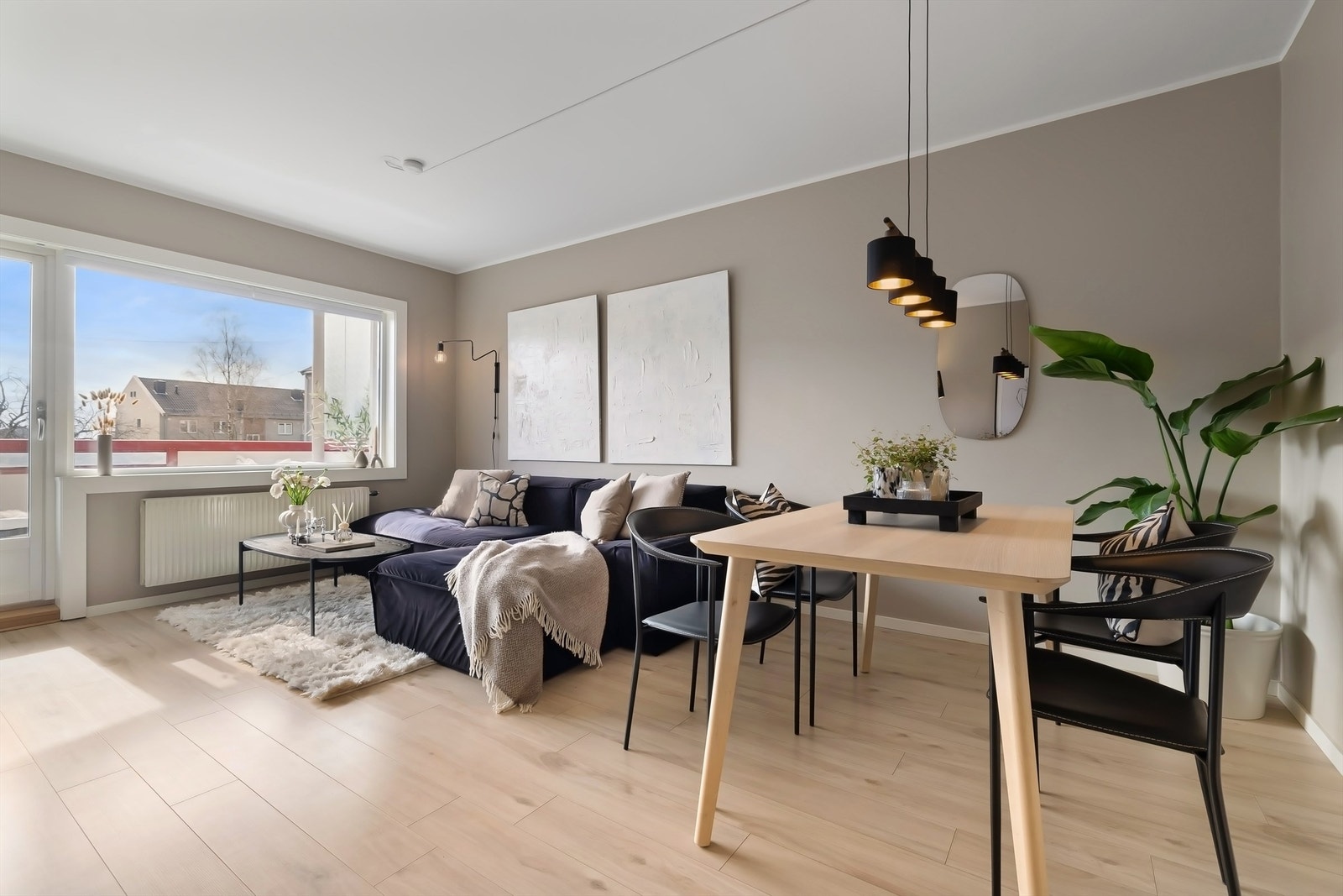 Her har du god plass til både sofa- og spisebordseksjon. Galleribilde