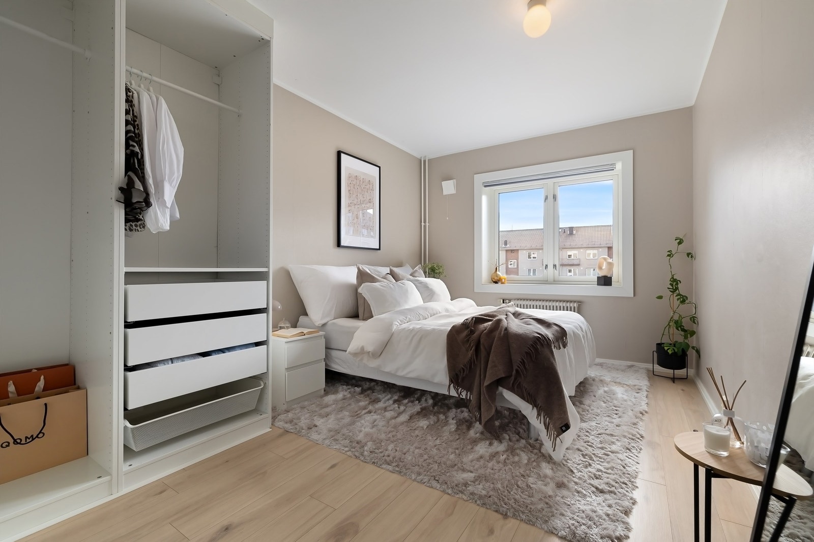 Lyst og flott rom med utsyn mot bakgård. Galleribilde