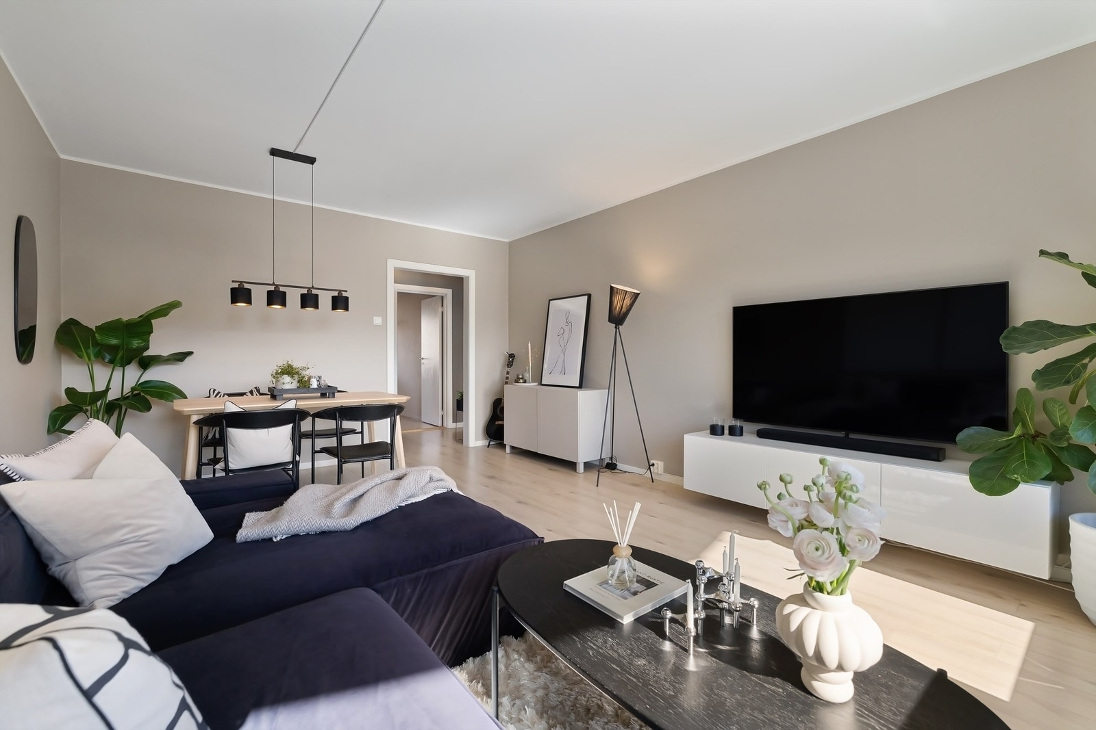 Stuen er såpass stor at du kan innrede den på mange forskjellige måter. Galleribilde