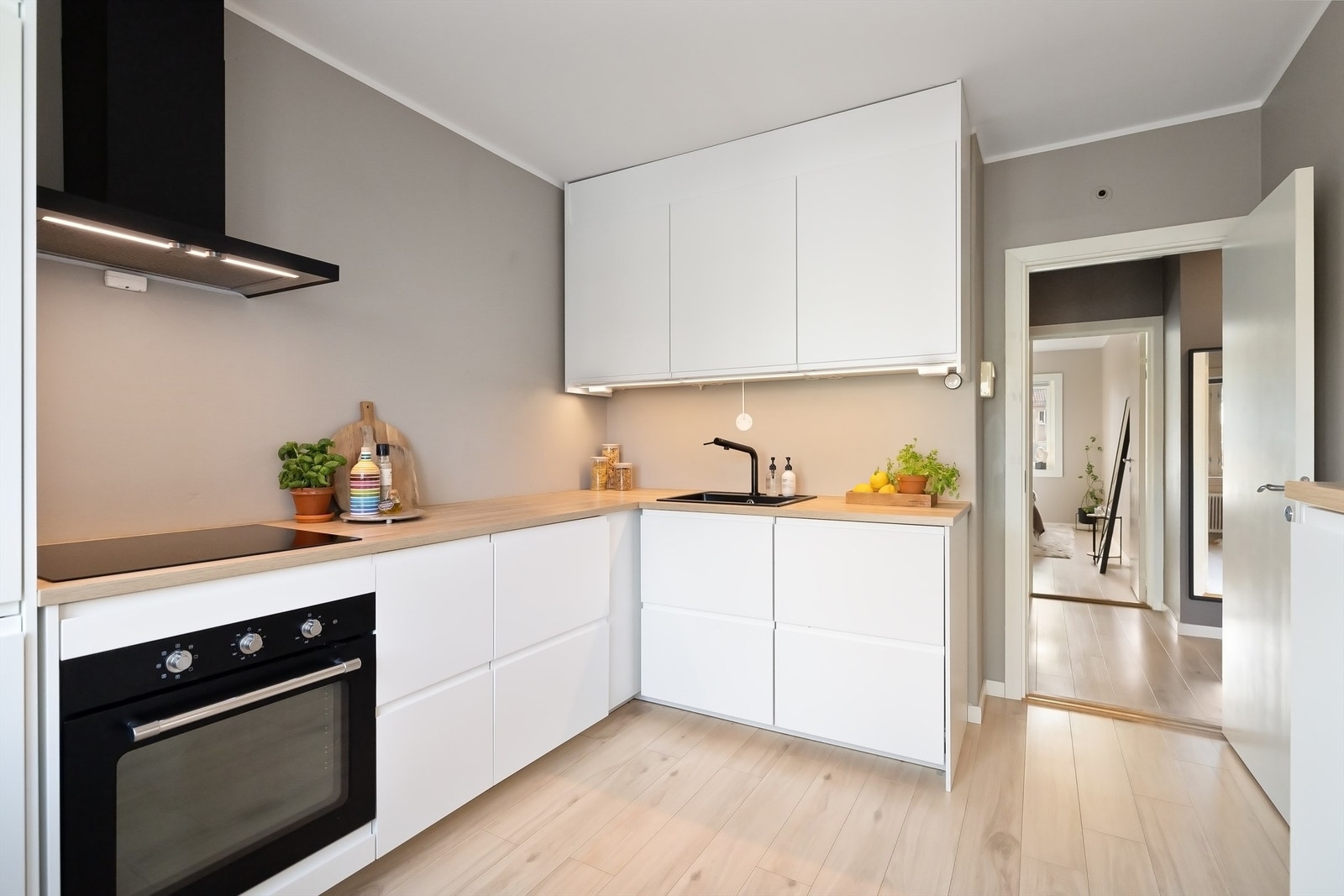 Flott kjøkken med stort vindu som gir godt med naturlig lys. Galleribilde