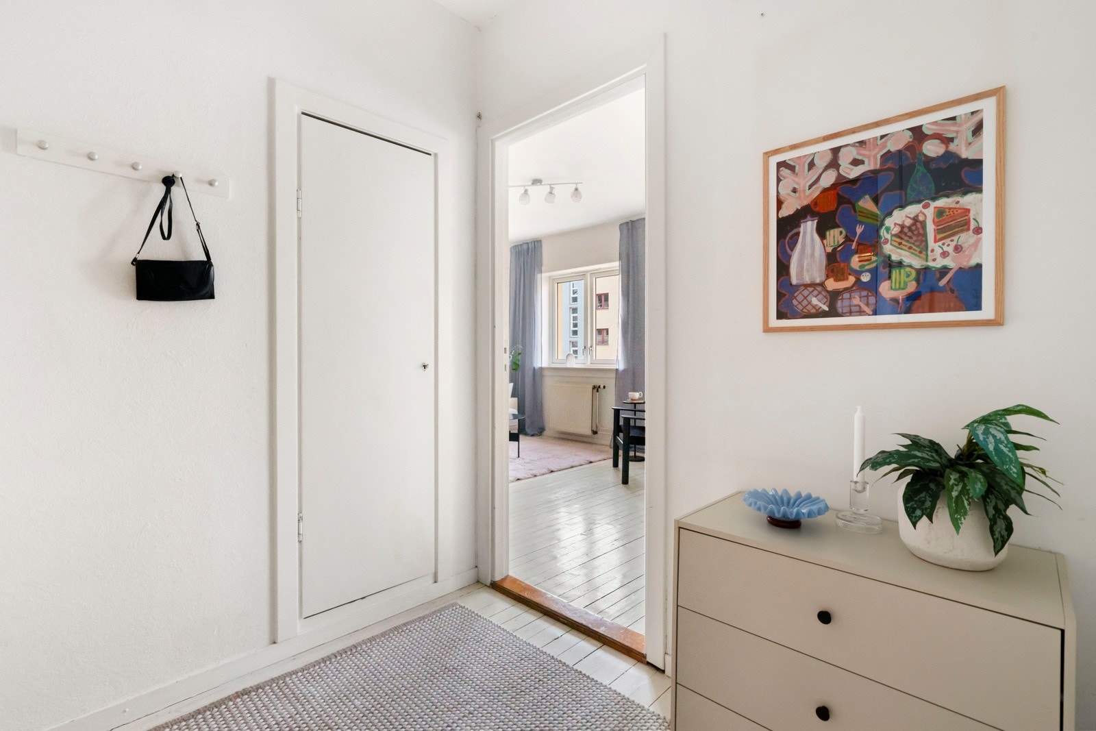 Boligen disponerer én romslig loftsbod med et gulvareal på ca. 8,5 m² og én kjellerbod på ca. 5,8 m². Galleribilde