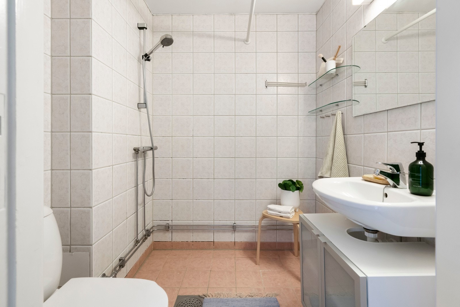 Badet ble oppusset i regi av borettslaget. Det er innredet med en vegghengt servant med praktisk servantskap under, samt speil og belysning over. Galleribilde
