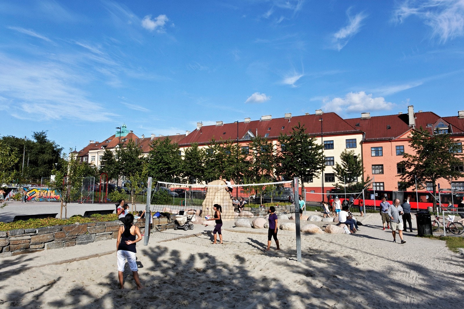 Lilleborgbanen ligger rett i nærheten, med blant annet volleyballbane, basketballbane og minigolf. Galleribilde
