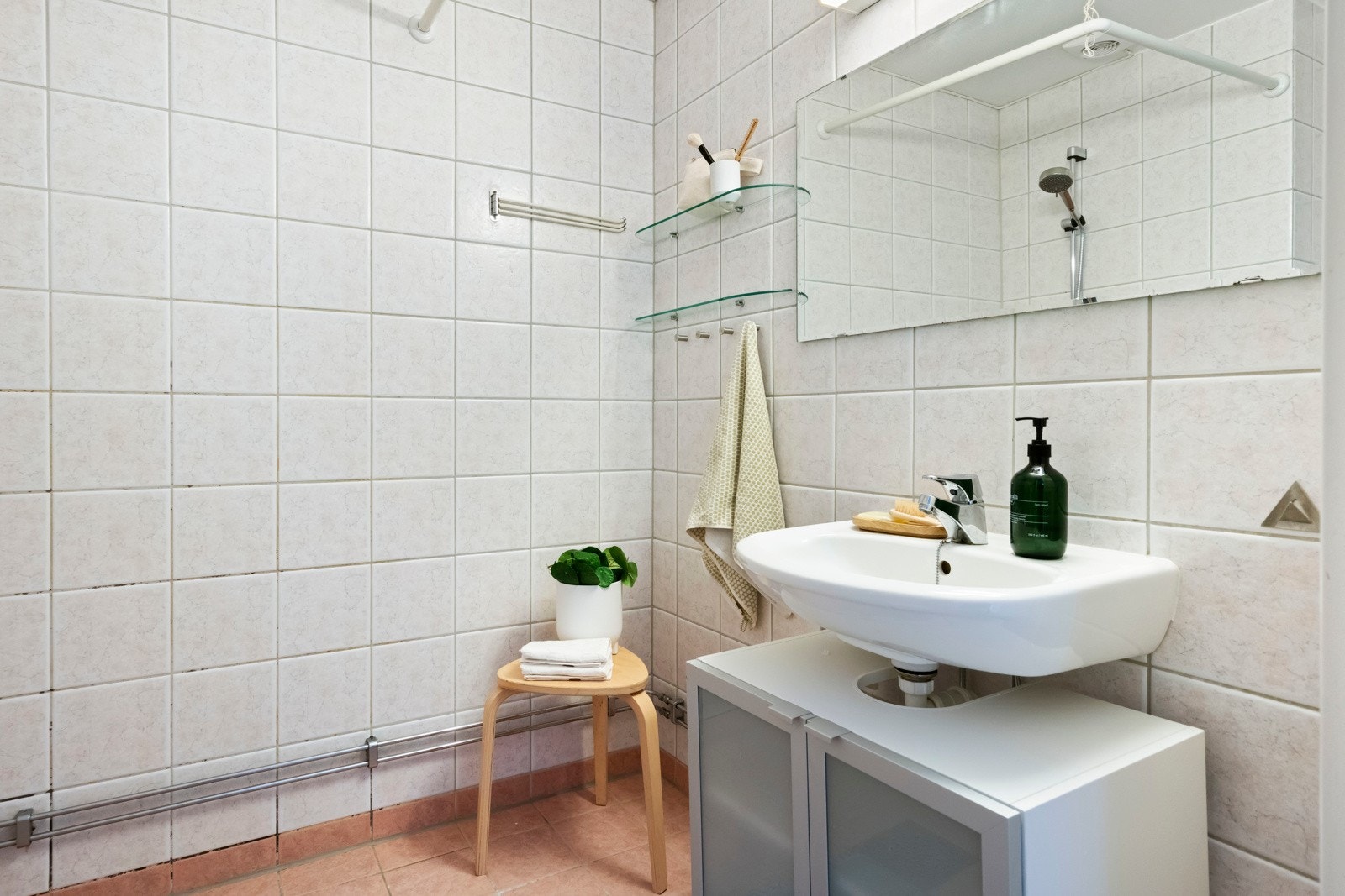 Videre er badet utstyrt med et dusjhjørne og et toalett. Det er opplegg for vaskemaskin, og en elektrisk avtrekksvifte sørger for god ventilasjon. Galleribilde