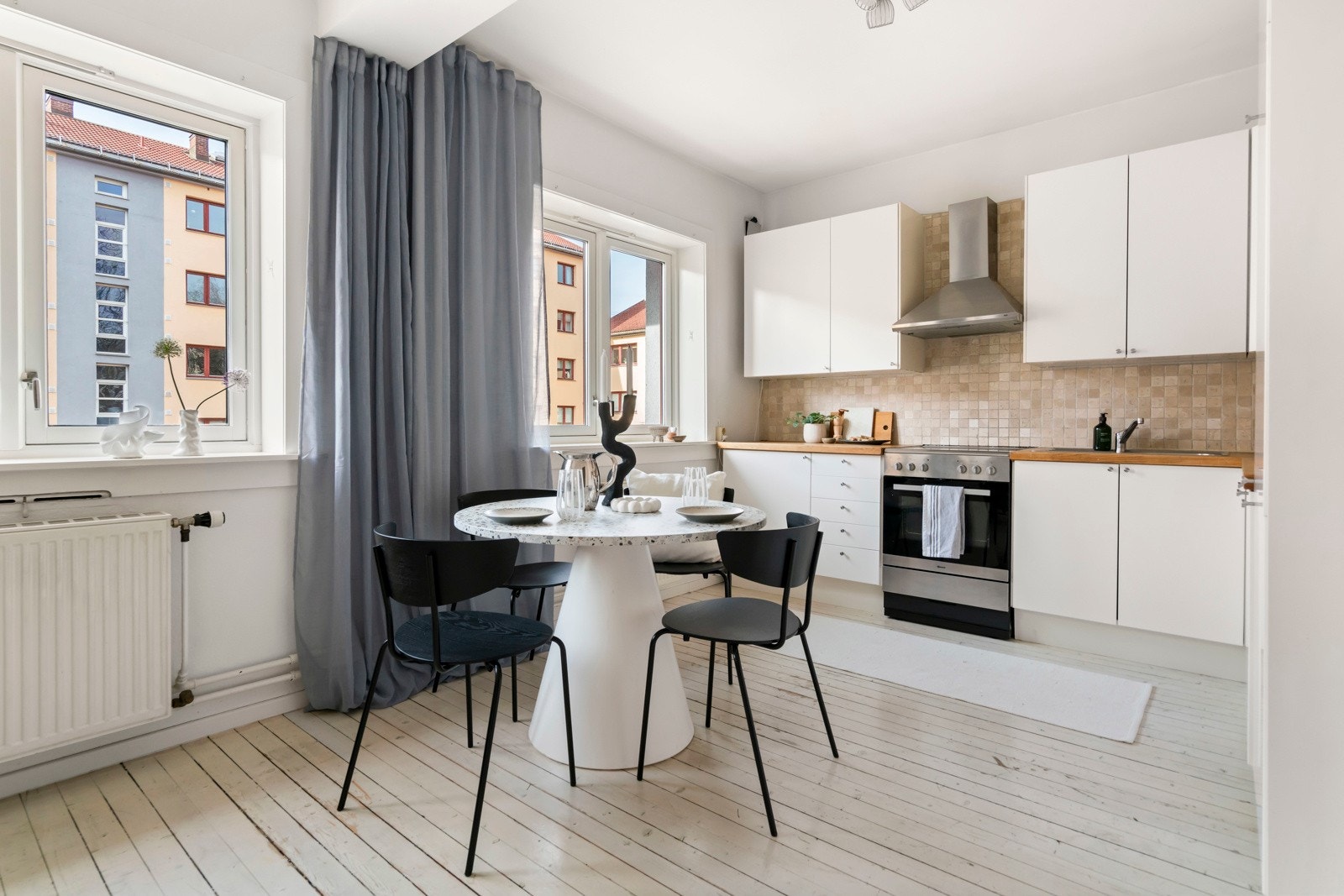 Kjøkkenet er innredet med en stilren og funksjonell L-form fra IKEA, opprinnelig fra 2008, men med oppgraderte fronter i 2023. Galleribilde