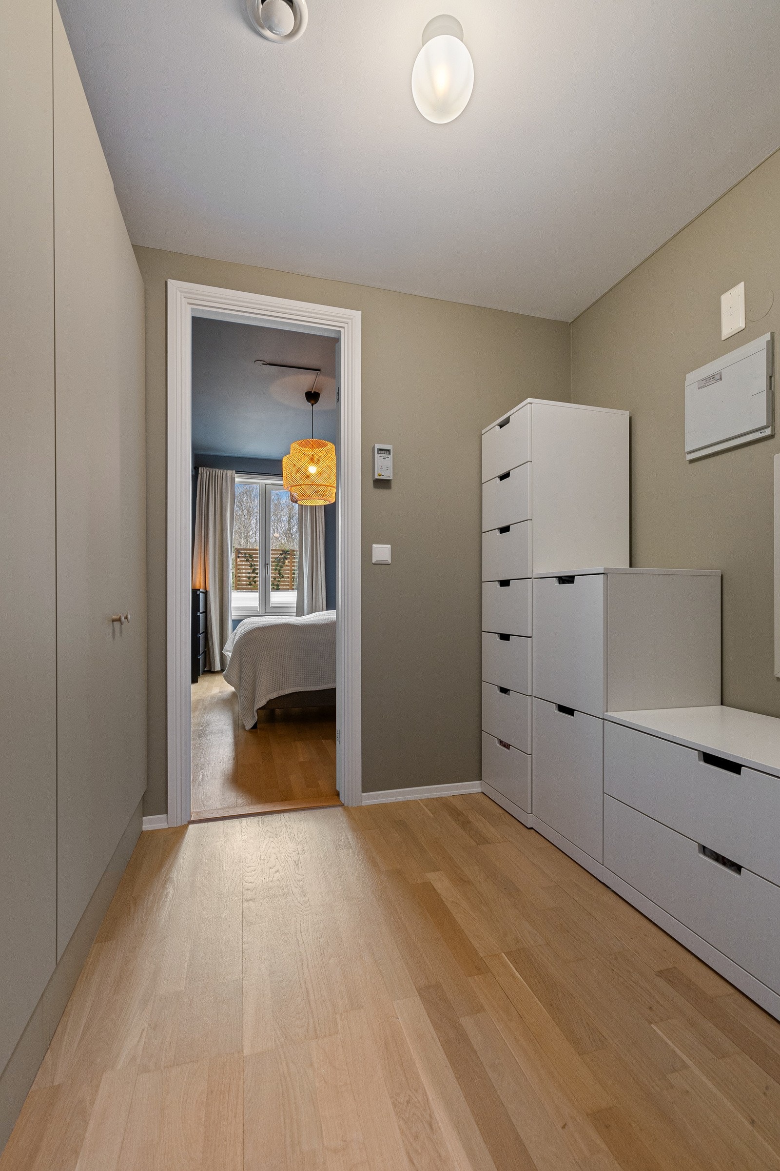 Innvendig bod/walk-in garderobe tilknyttet master. Galleribilde