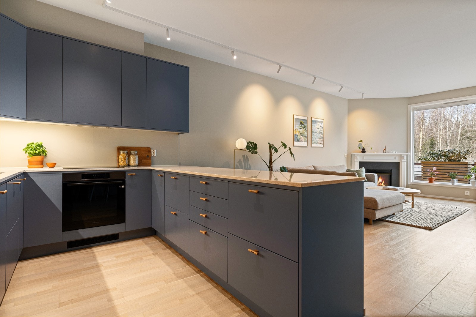 Påkostet benkeplate i komposittstein. Galleribilde