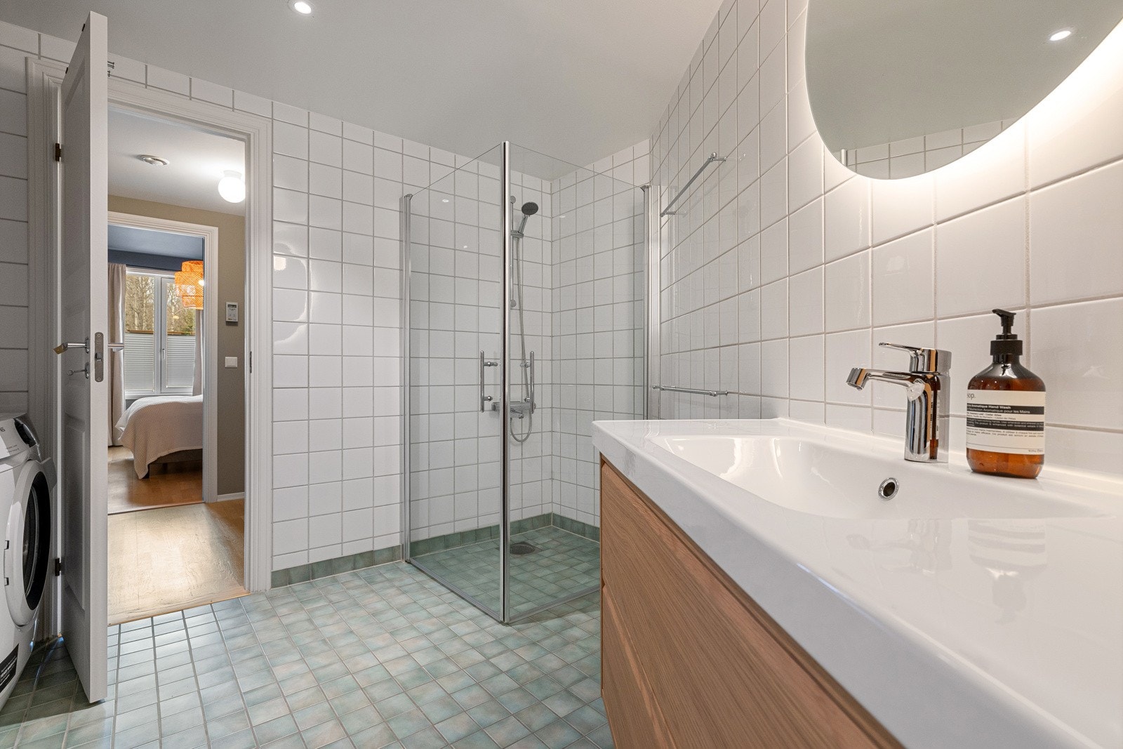 Baderommet har både inngang fra entré samt garderobe som er tilknyttet master soverom. Galleribilde