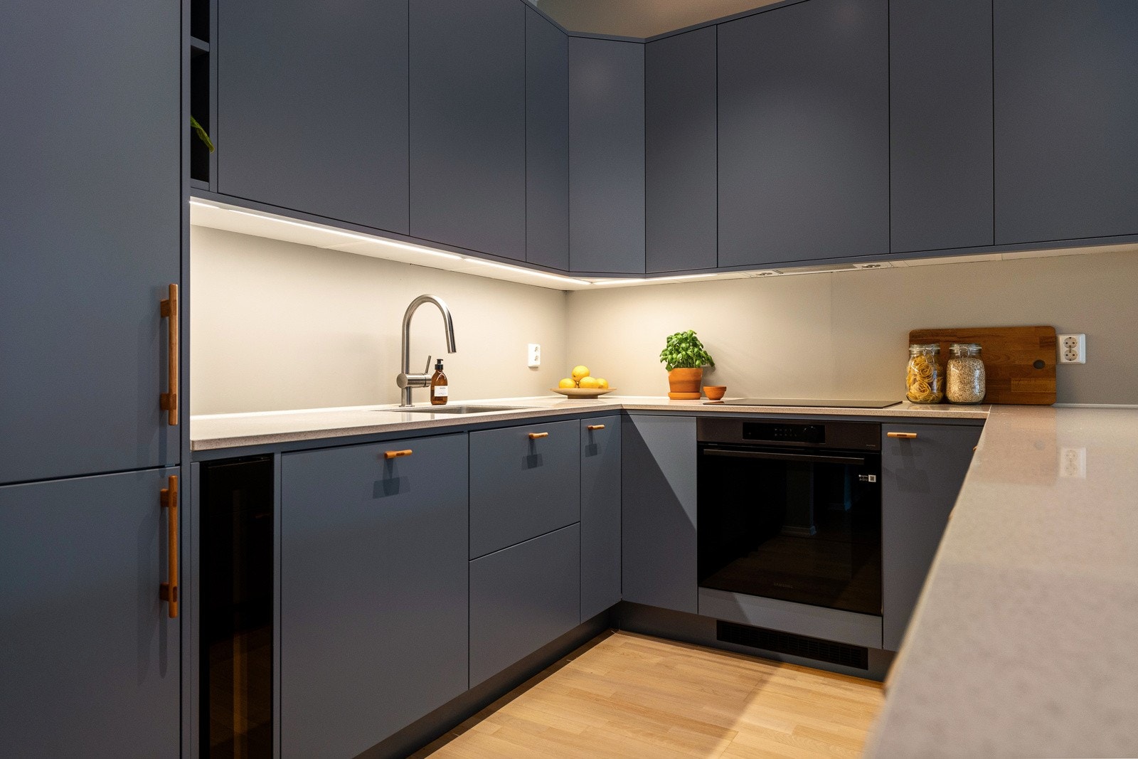 Nytt og lekkert kjøkken i 2024 med alle hvitevarer integrert. Galleribilde