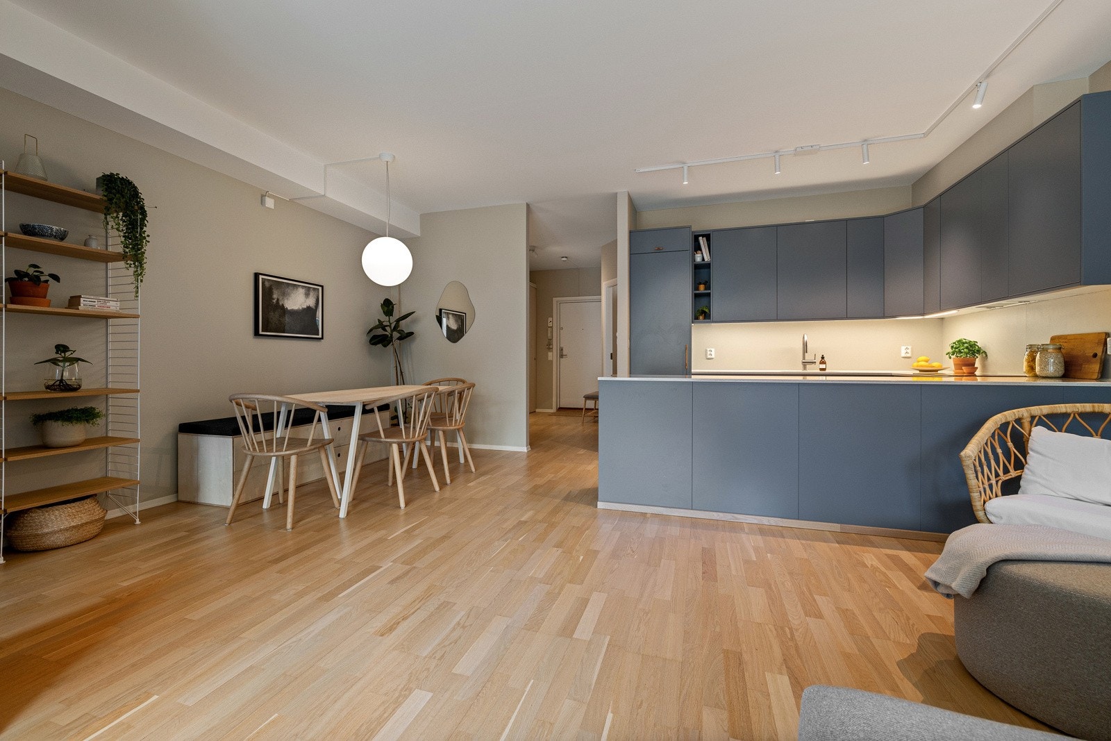 Den generøse takhøyden og de store vindusflatene gjør at leiligheten oppleves lys og luftig. Galleribilde