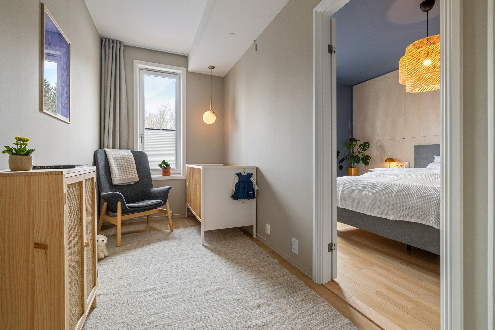 Meget barnevennlig planløsning hvor det er dør mellom soverom 2 og master. Soverommet har også egen inngang. Galleribilde