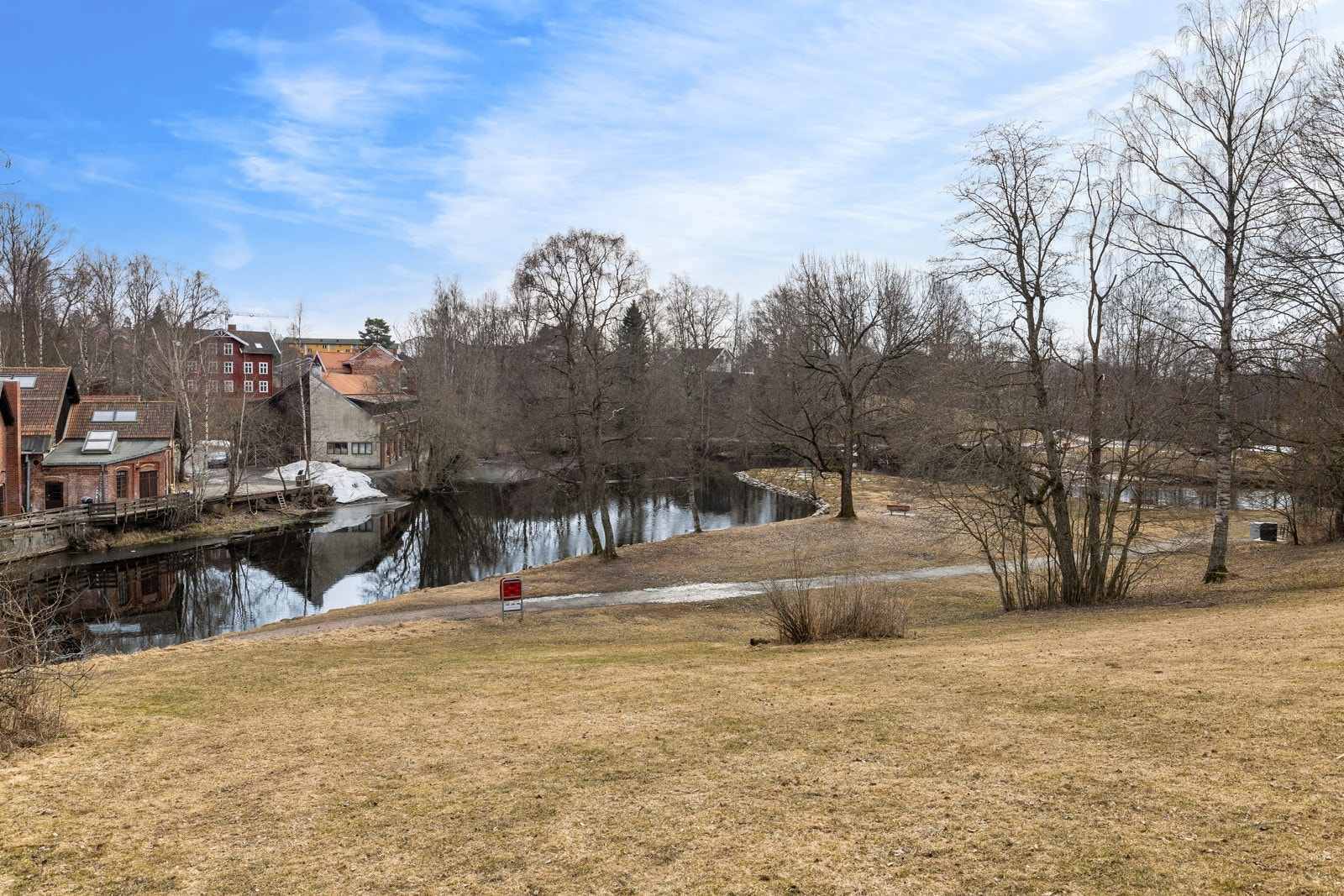Populære Brekkedammen badeplass ligger rett utenfor døren! Galleribilde